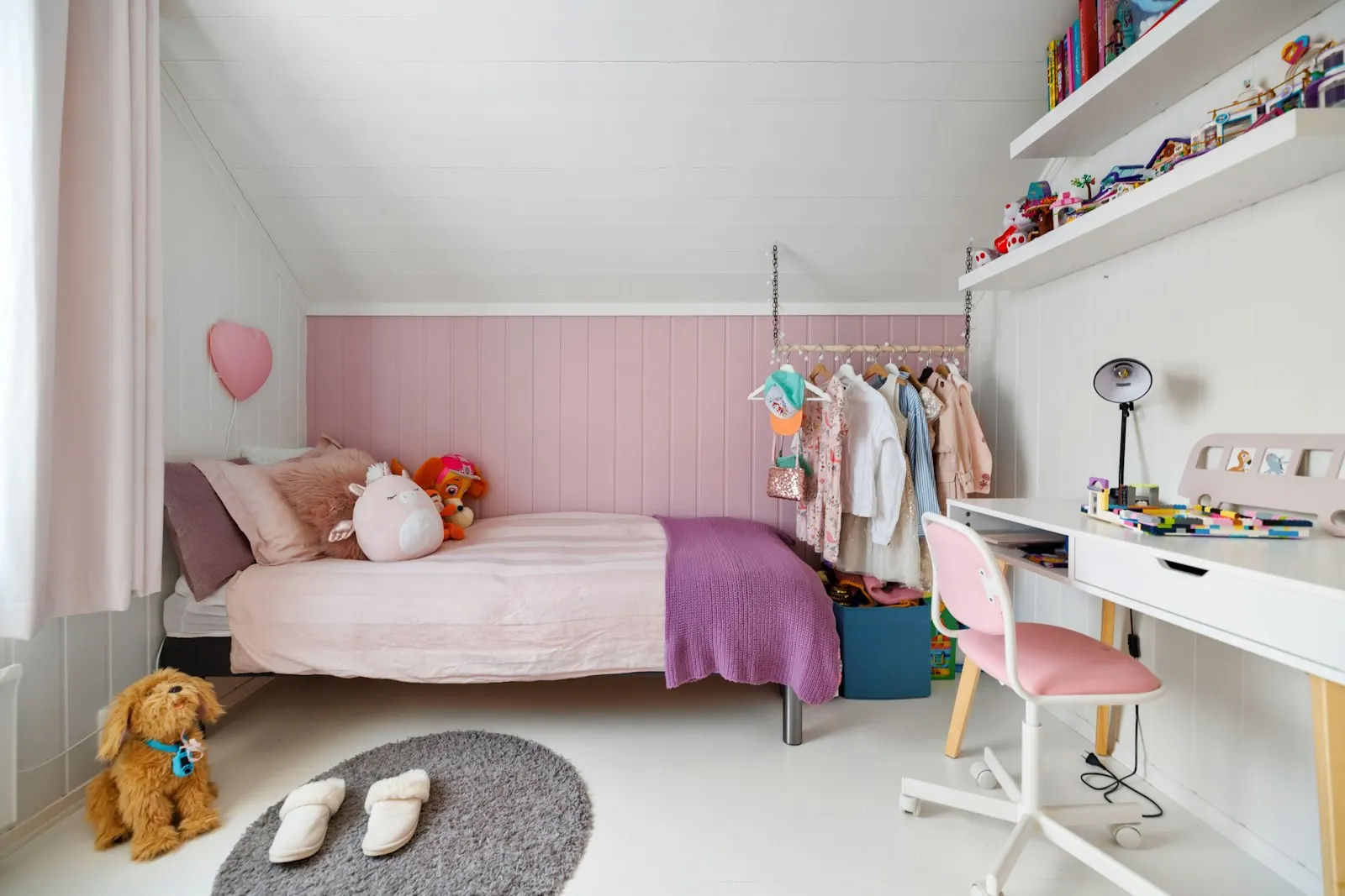 Une chambre d'enfant avec un lit, un bureau et une chaise